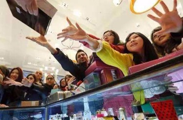 大鸡巴操骚屄中国人依然爱赴日旅游 消费已由爆买转向网购